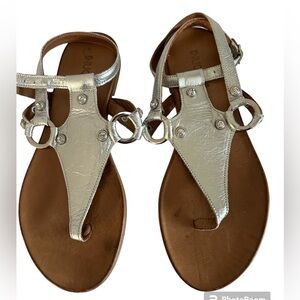INUOVO Silver Leather Buckle Sandals